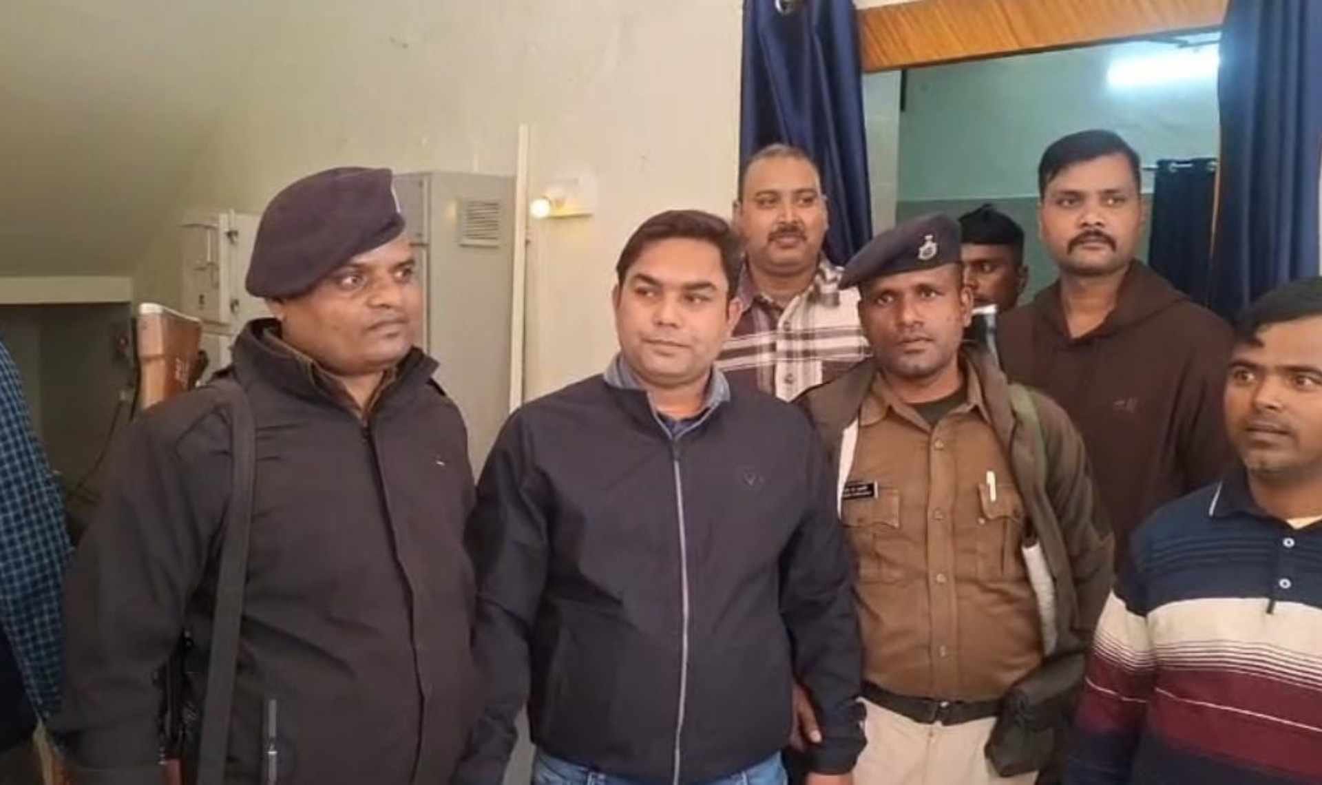 Bihar News: निगरानी विभाग की बड़ी कार्रवाई, राजस्व कर्मचारी 2.50 लाख रुपये रिश्वत लेते रंगे हाथों गिरफ्तार