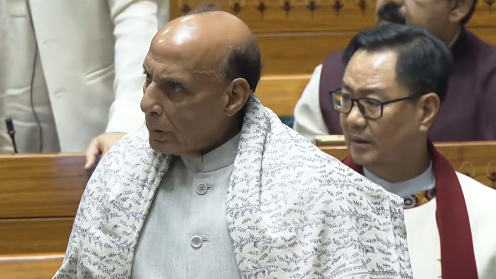 Rajnath Singh Angry: संसद में टोकने पर राजनाथ गुस्से से लाल, स्पीकर से कहा- इन्हें रोकना होगा, मैंने मर्यादा.. Rajnath Singh Angry: संसद में टोकने पर राजनाथ गुस्से से लाल, स्पीकर से कहा- इन्हें रोकना होगा, मैंने मर्यादा..
