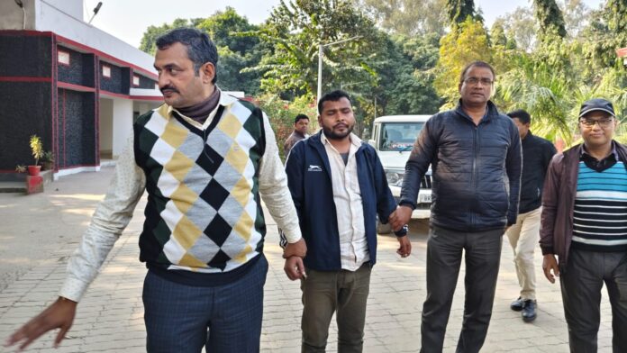 Bihar News: पांच हजार की घूस ले रहा था राजस्व कर्मचारी, निगरानी विभाग ने रंगे-हाथ गिरफ्तार किया