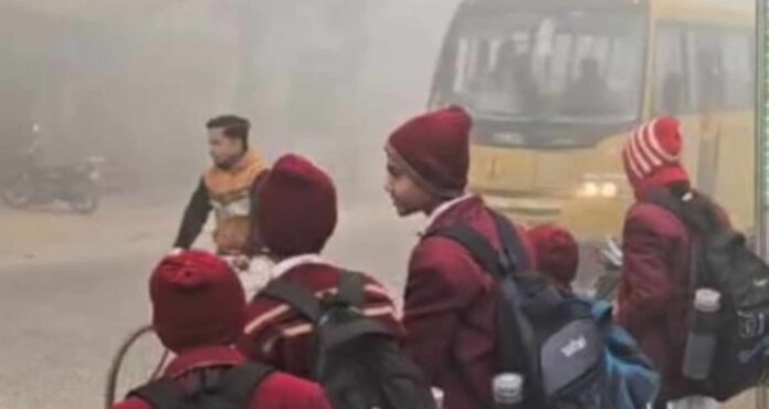 Bihar News: कड़ाके की ठंड और कोहरे ने बढ़ाई मुश्किलें, अभिभावकों ने की स्कूल बंद करने की मांग
