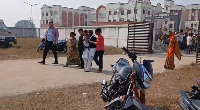 Bihar News: शॉर्ट सर्किट से आवासीय विद्यालय में आग, धुआं फैलने से 10 छात्राएं बेहोश; मौके पर मची अफरातफरी