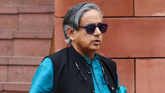 'मैं नहीं जाऊंगा':  वीर सावरकर के नाम वाला सम्मान लेने पर शशि थरूर, बोले- ये आयोजकों की गैरजिम्मेदाराना हरकत