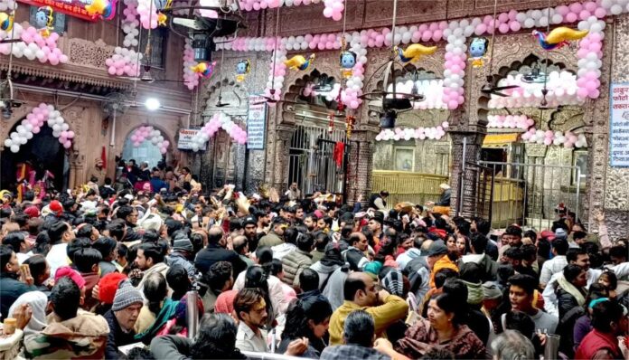 UP: नए साल पर बांकेबिहारी के दर्शन करने आ रहे हैं तो ध्यान दें...होटल-गेस्ट हाउस फुल, पांच लाख की उमड़ेगी भीड़