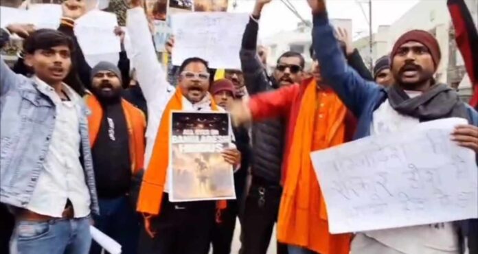 Bihar News: बांग्लादेश में हिंदुओं पर अत्याचार के खिलाफ सड़कों पर उतरे संगठन, दरभंगा में जोरदार प्रदर्शन