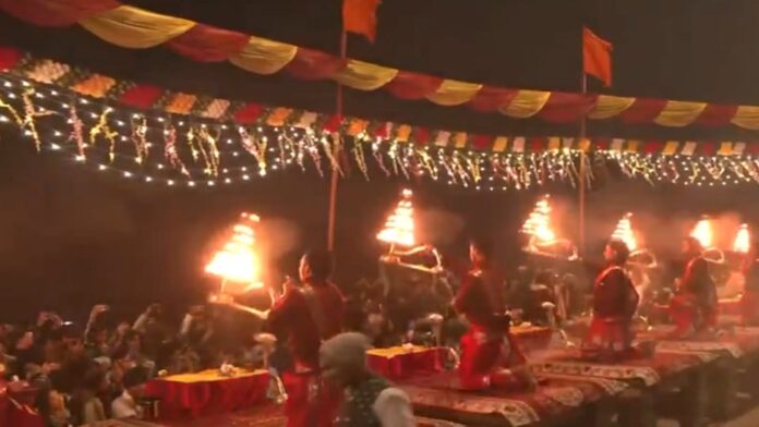 New Year 2026: नए साल पर श्रद्धालुओं का तांता, अस्सी घाट से लेकर झंडेवालान मंदिर में भक्तों ने की पूजा-अर्चना
