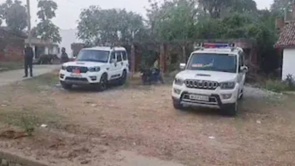 Bihar News: गर्ल्स हॉस्टल संचालक के पैतृक आवास पर एसआईटी ने की छापेमारी, महत्वपूर्ण दस्तावेज जब्त; खुलेंगे राज Bihar News: गर्ल्स हॉस्टल संचालक के पैतृक आवास पर एसआईटी ने की छापेमारी, महत्वपूर्ण दस्तावेज जब्त; खुलेंगे राज