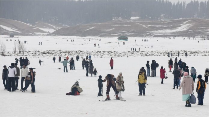 Weather: पहाड़ों से मैदान तक कंपकंपाती ठंड, घने कोहरे से आमजन प्रभावित; हिमाचल-उत्तराखंड में बर्फबारी का अलर्ट