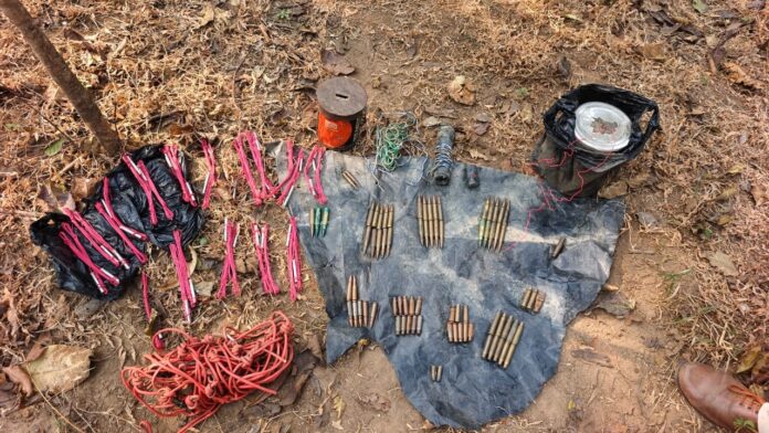 नक्सलियों के ठिकानों से बरामद हथियार और गोला-बारूद के साथ सीआरपीएफ के जवान