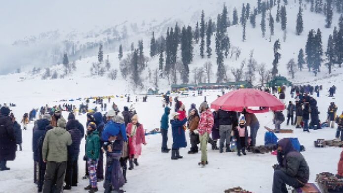 Weather: भीषण सर्दी के साथ नए साल का आगाज, पहाड़ों में बर्फबारी से हाल बेहाल; दिल्ली-यूपी में आज बारिश के आसार